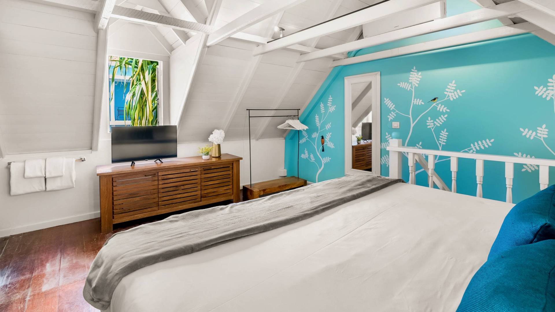 Pietermaai Boutique Hotel - Duplex Suite - Bedroom and tv